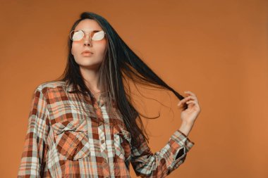 Uzun saçlı genç esmer kız yüz sivilce seyir ile rahatsız