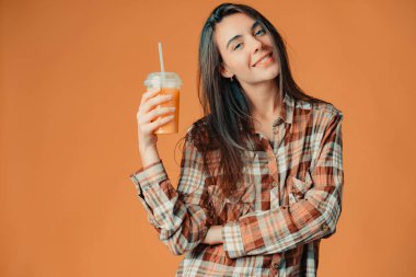 Sevimli beyaz genç esmer kız portakal suyu orang üzerinde tutan