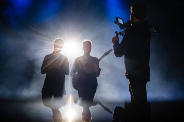 Düşük ışıkta müzisyenler için müzik video klip çekimi kamera adam