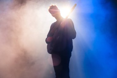 İçinde karanlık mavi arka aydınlatma ile gitar gitarist
