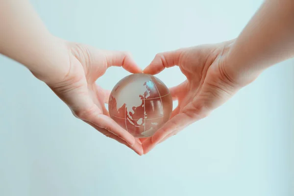 Ręce w kształcie serca, trzymając szkło globe Indoneasia i P — Zdjęcie stockowe