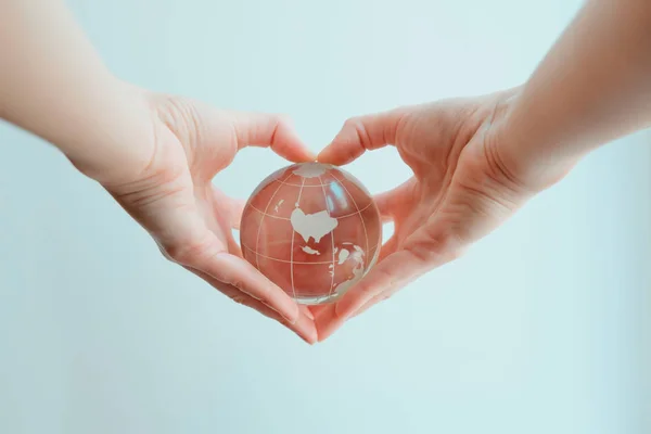 Ręce w kształcie serca, trzymając szkło globe Polska — Zdjęcie stockowe