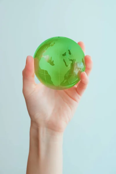 Ręce w kształcie serca, gospodarstwa zielone szkło globe — Zdjęcie stockowe