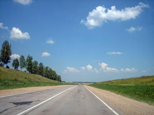 Autostrady samochodu w pęknięcia idzie daleko w odległości na br — Zdjęcie stockowe