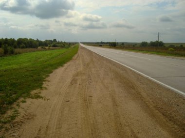 Doğrudan asfalt yol gökyüzü altında kırsal üzerinden, wh