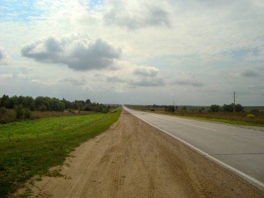 Doğrudan asfalt yol gökyüzü altında kırsal üzerinden, wh