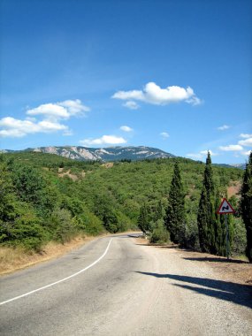Sıcak bir summe güney tepelik-dağlık alanda Boş yol