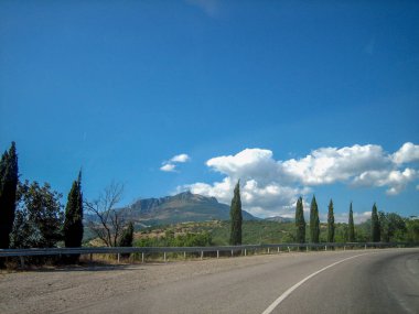 Sıcak bir summe güney tepelik-dağlık alanda Boş yol