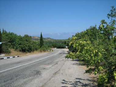 Sıcak bir summe güney tepelik-dağlık alanda Boş yol