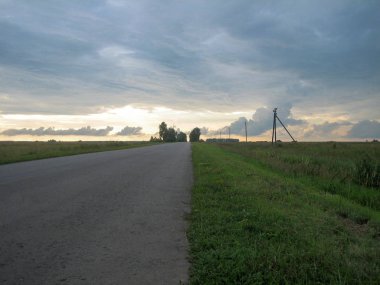 Gökyüzü wi altında kırsal pürüzsüz düz asfalt yol