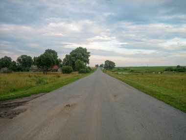 Doğrudan asfalt yol gökyüzü altında kırsal üzerinden, wh
