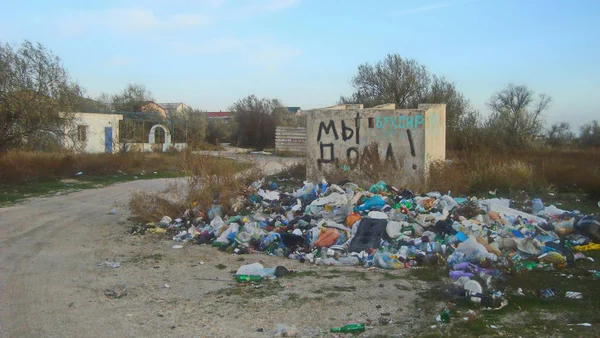 Vertido espontáneo de basura doméstica cerca de casas residenciales — Foto de Stock