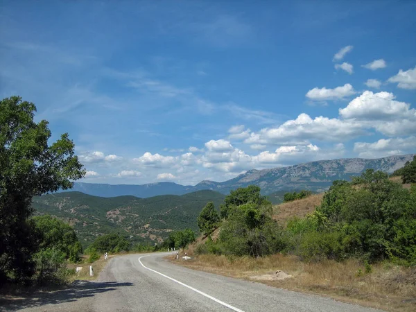 Carretera vacía en la zona montañosa sur en una calurosa cumbre —  Fotos de Stock