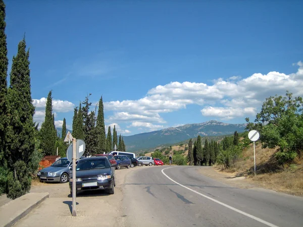 Estrada vazia na área montanhosa do sul em um summe quente — Fotografia de Stock