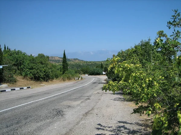 Carretera vacía en la zona montañosa sur en una calurosa cumbre — Foto de Stock