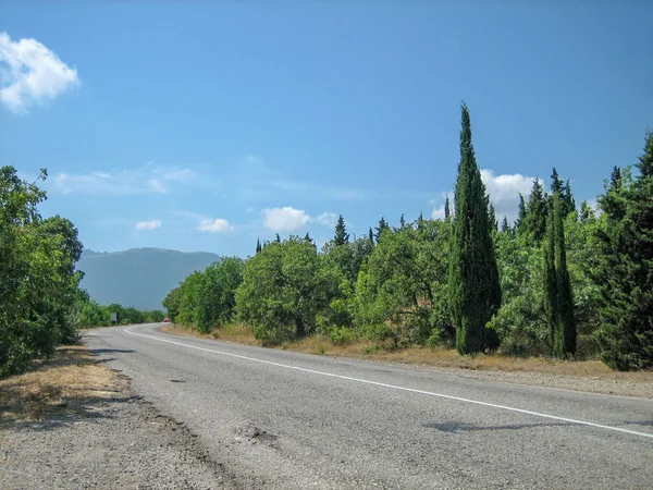 Empty road in the southern hilly-mountainous area on a hot summe — Stock Photo, Image