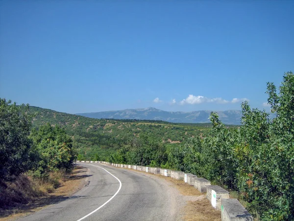 Carretera vacía en la zona montañosa sur en una calurosa cumbre —  Fotos de Stock