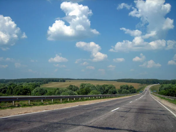 Автомобільна магістраль в тріщинах проходить далеко на відстань на брі — стокове фото