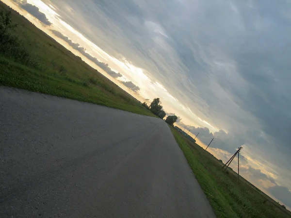 Lisse route goudronnée droite dans la campagne sous le ciel wi — Photo