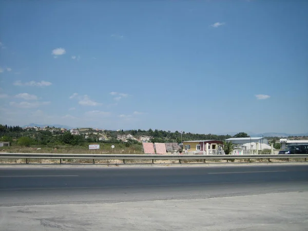 Estrada de asfalto lisa de cor azul sob o céu azul . — Fotografia de Stock