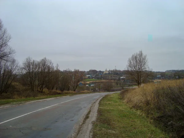 Op een bewolkte dag loopt de oude snelweg door het platteland. Rechtenvrije Stockfoto's