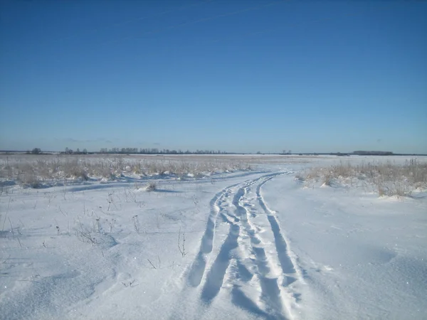 Χειμερινό δρόμο σε ένα καθαρό επίπεδο πεδίο σε μια καθαρή παγωμένη μέρα. — Φωτογραφία Αρχείου