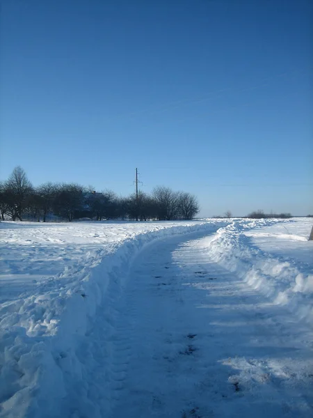 Winterliche Straße an einem klaren frostigen Tag. Stockbild