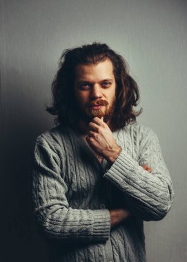 Uzun saç ve sakal yakışıklı adam. Yaratıcı portre