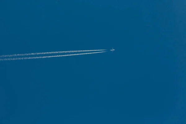 Welturlaubstourismus Konzept Düsenflugzeug Zieht Eine Umkehrspur Den Blauen Himmel — Stockfoto