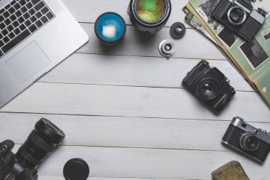 Retro ince tabaka fotoğraf makinesi, dijital SLR fotoğraf makinesi de defter koydum. teknoloji geliştirme kavramı. Üstten görünüm