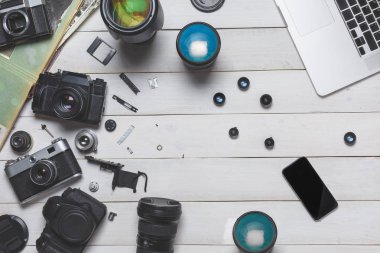 Vintage film kamerası, dijital SLR ve akıllı telefon. Teknoloji geliştirme kavramı. Üstten görünüm