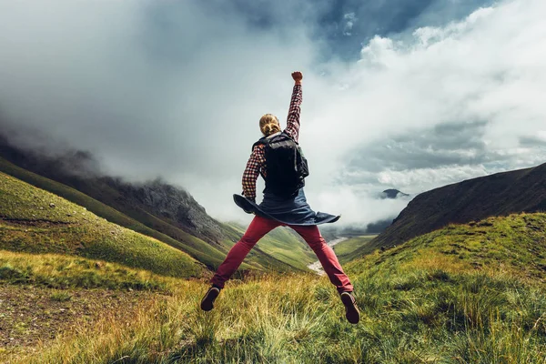 Joven Viajero Salta Sobre Fondo Montaña Disfruta Vista Las Montañas — Foto de Stock