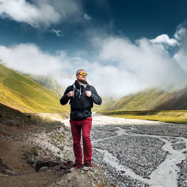 Young Man Traveler Walking Enjoys View Summer Mountains Concept Achieving — Stock Photo, Image