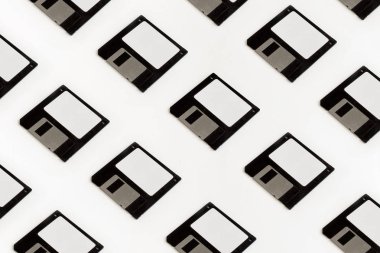 Disket veri depolama disketleri beyaz arka plan üzerinde. Eski Retro teknoloji