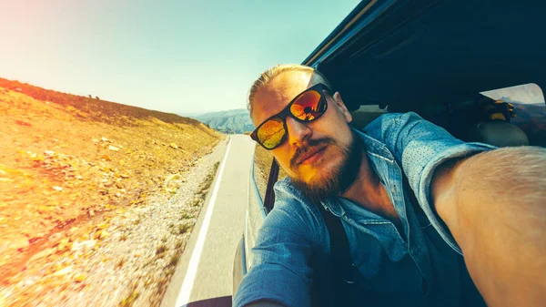 Viajes Vacaciones Concepto Vacaciones Joven Guapo Haciendo Selfie Durante Una — Foto de Stock