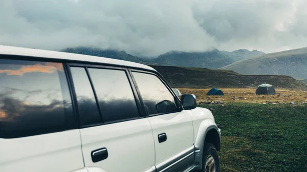 Road Adventure Konzept Auto Steht Der Nähe Von Zelten Auf — Stockfoto