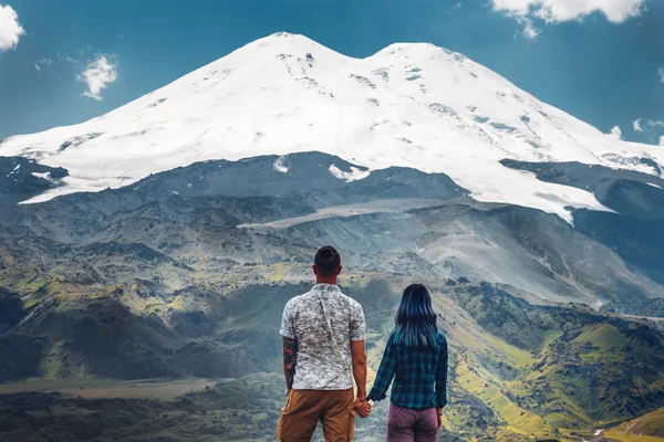 Pareja Feliz Tomados Mano Disfrutando Vista Del Monte Elbrus Vista — Foto de Stock