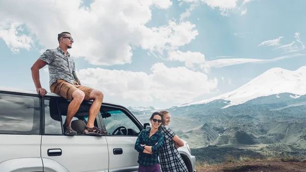 Przyjaciele Młodych Turystów Cieszy Widok Góry Latem Elbrus Region Norten — Zdjęcie stockowe