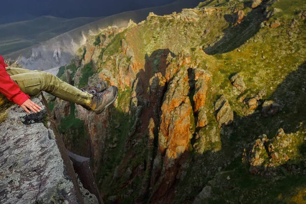 Una Viajera Sienta Borde Acantilado Pies Femeninos Fondo Paisaje Montaña — Foto de Stock