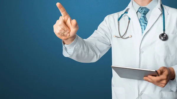 Doctor Con Tableta Digital Sobre Fondo Azul Medicina Práctica Pasante —  Fotos de Stock