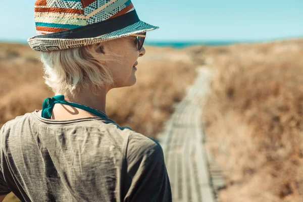 Travel Adventure Caminhadas Mulher Conceito Verão Livre Ensolarado Retrato Moda — Fotografia de Stock