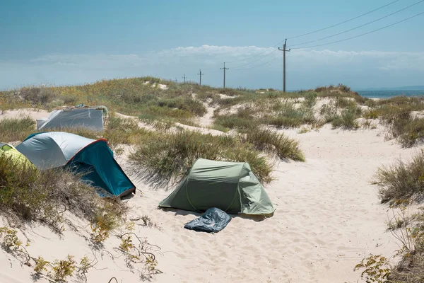 Beash 海の海岸にキャンプのテント 冒険旅行休暇休暇の概念 — ストック写真