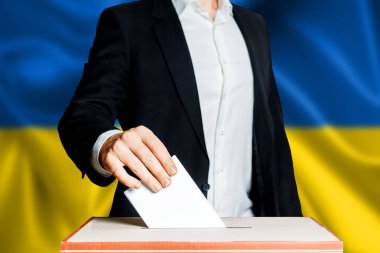 Ukrayna, siyasi mücadele seçimlerde. Demokrasi, özgürlük ve bağımsızlık kavramı. Vatandaş seçmen koyarak oy, oy kutusunu