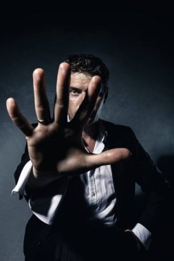 Etkileyici bir iş takım, şık moda acımasız bir karizmatik genç adam yakışıklı bir adam portresi