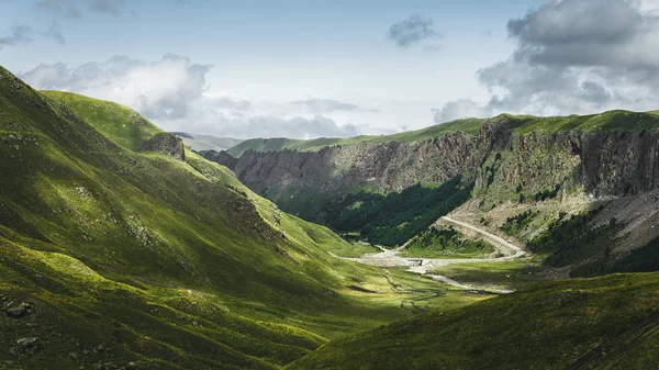 Dağ Vadisi boş yatay yaz, doğal olarak. Kuzey Kafkasya, Rusya Federasyonu