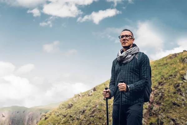 Hiker Man Med Ryggsäck Och Vandringsstavar Vila Och Titta Bergen — Stockfoto