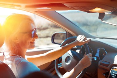 Mutlu başarılı kadın macera bir yol sürüş sahiptir. Tatil tatil seyahat kavramı