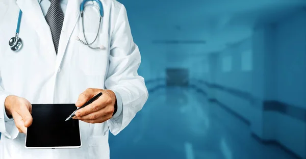 医学概念の技術 クリニックでデジタル タブレット画面上処方本文を指す男医師 — ストック写真