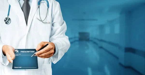 Concepto Tecnología Medicina Hombre Doctor Señalando Texto Prescripción Una Pantalla —  Fotos de Stock