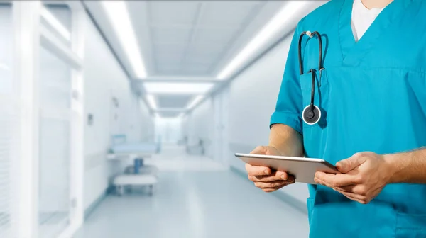 Genel tıp ve sağlık kavramı. Doktor dijital tablet tutar. Tanılama ve modern teknoloji ile klinik